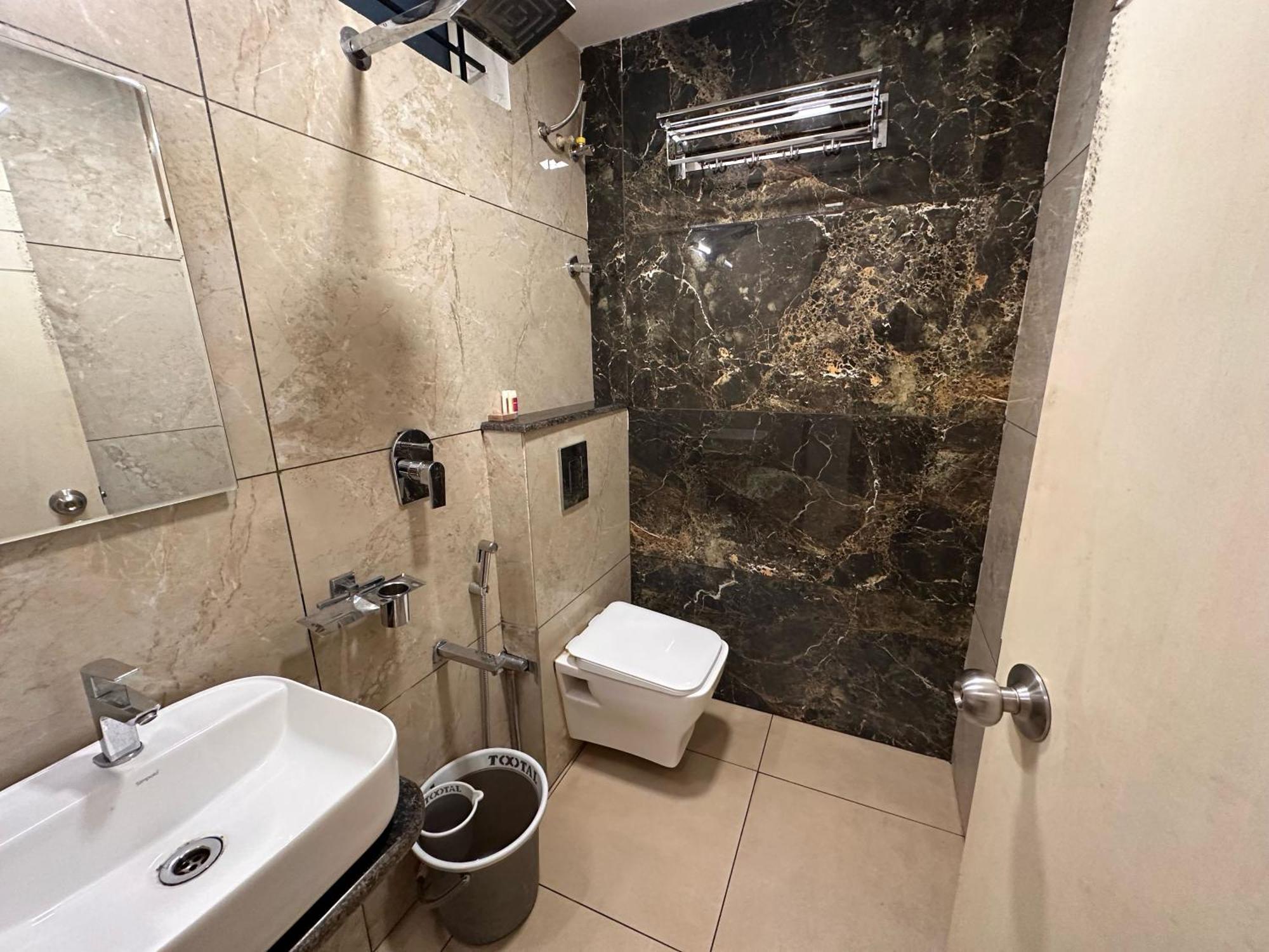 Collection O Local Square | Whitefield Hotel Bangalore Ngoại thất bức ảnh